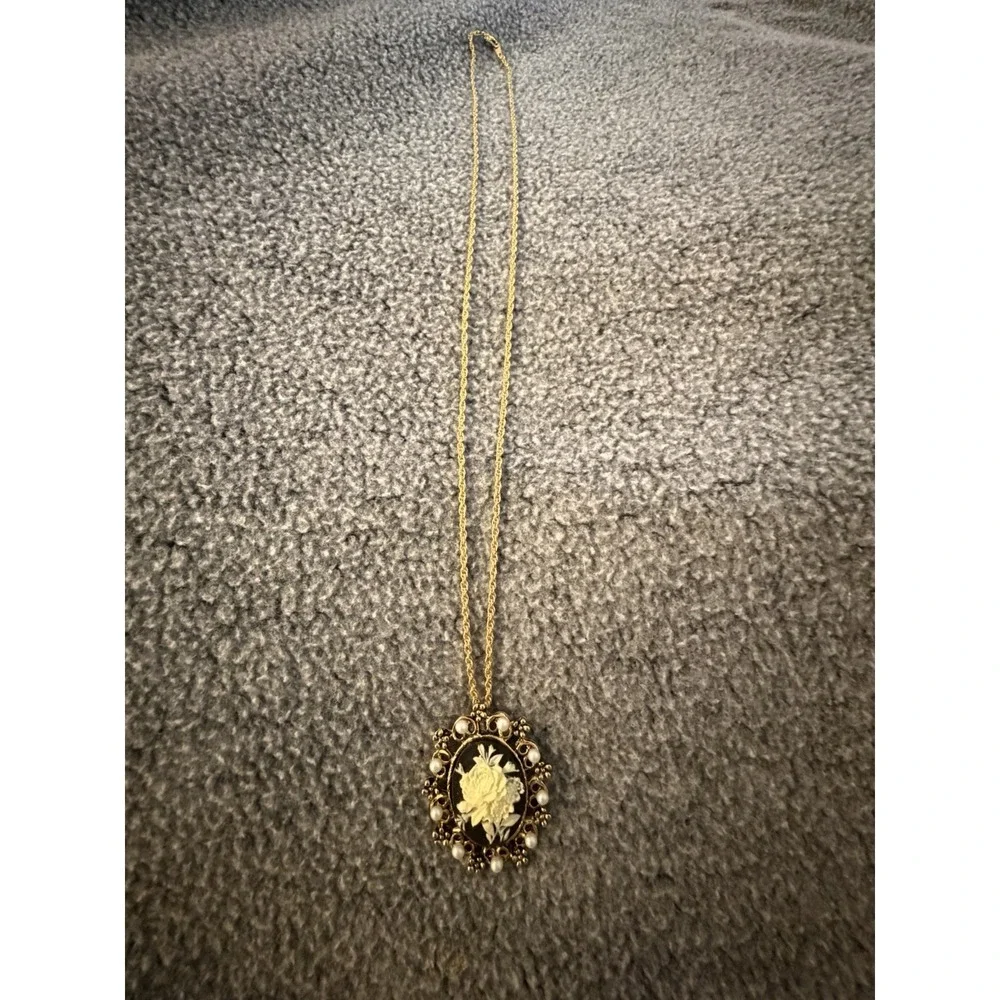 Floral Faux Cameo Vintage Classic Retro Gold Tone Pearl Pendant #362 - Picture 3 of 6